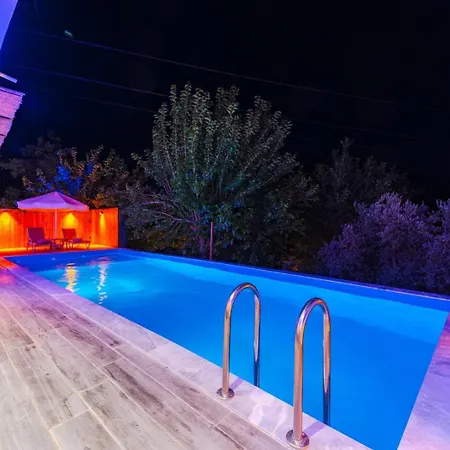 1 Bedroom With Private Pool Vilă *